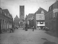 821941 Gezicht in de Waterstraat te Utrecht, vanuit het westen, met op de achtergrond de toren van de Jacobikerk.